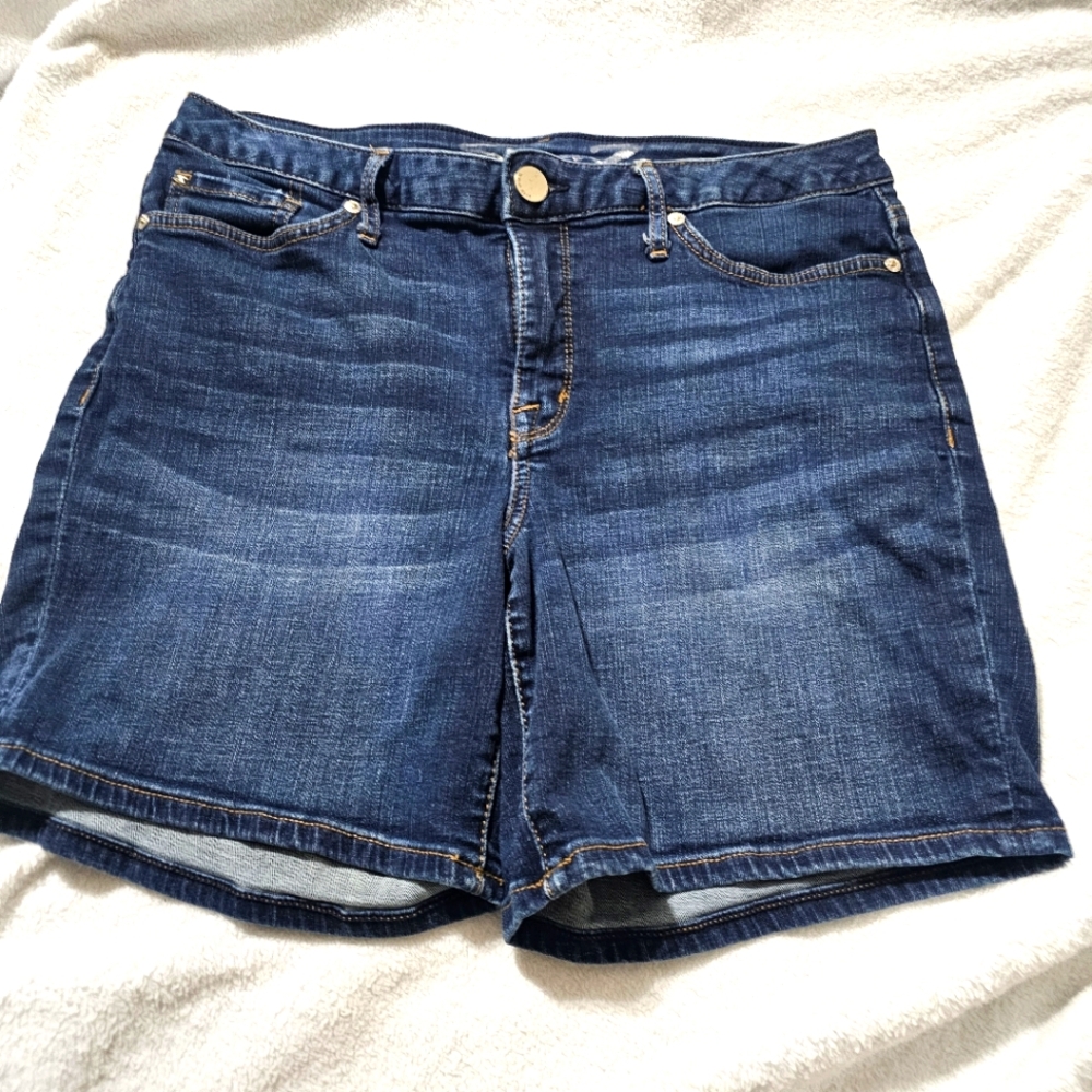 SEVEN FOR ALL MANKIND Weekend Cuffed Denim Bermuda Shorts. Women’s Size 10